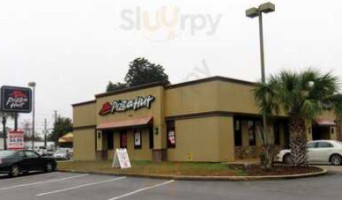 Pizza Hut outside