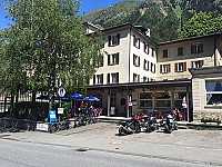 des Alpes outside