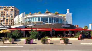 La Terrasse outside