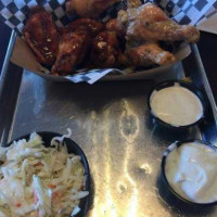 Wingin It! food