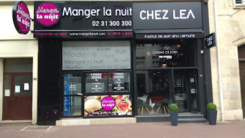 Manger La Nuit outside