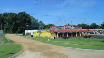 La Fiesta Grande Mexicana outside