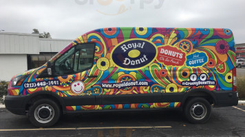 Royal Donut outside