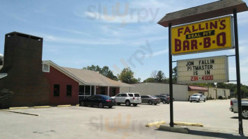 Fallin's Real Pit -b-q outside