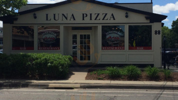 Luna Pizza outside