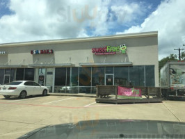 Sweet Frog Frozen Yogurt outside