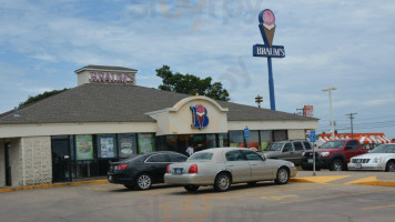 Braum's Ice Cream Dairy Store outside