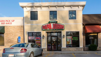 Papa Johns Pizza outside