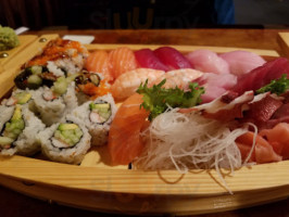 Lee's Sushi food