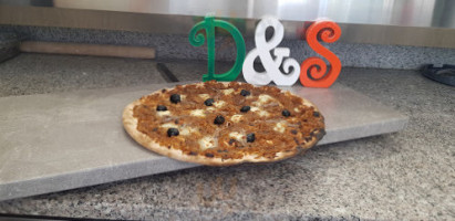 Pizza La D&s food