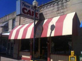 Clark Creek Farms' Cafe outside