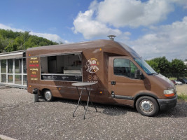 Chaud Patate Foodtruck outside