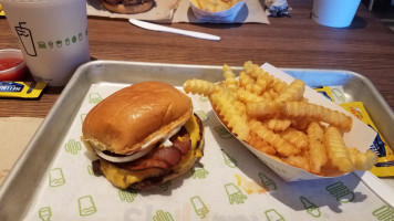 Shake Shack Perimeter Mall food