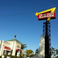 In-n-out Burger outside