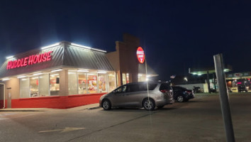 Huddle House outside