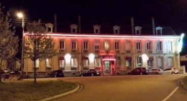 Hotel de champagne outside