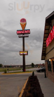 Braum's Ice Cream Dairy Store outside