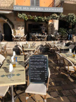 Cafe des Arcades inside