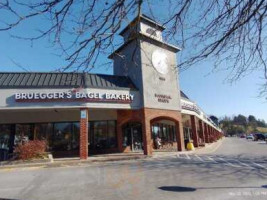 Bruegger's Bagels inside