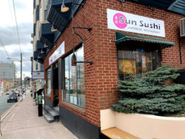 Sun Sushi outside