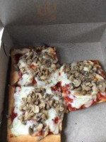 Breezy's Pizza food