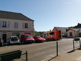 Camion Pizza outside