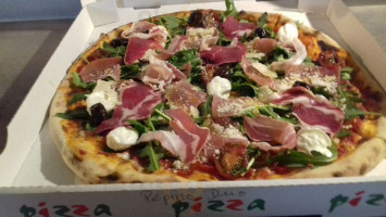 La Pizza Du Plateau Chez Peppino food