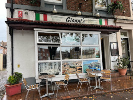 Gianni's inside