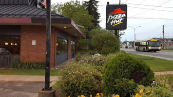 Pizza Hut Lafontaine outside