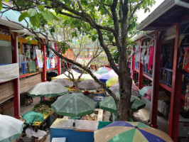 Du Marché outside