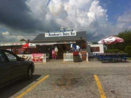 Alvin Rondeau's Dairy outside