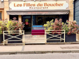 Les Filles Du Boucher outside