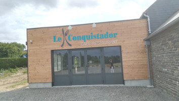 Le Conquistador outside