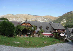 Auberge des Pyrenees outside