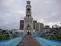 Plaza Arturo Prat inside