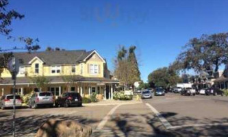 Los Olivos Grocery outside