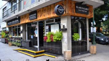 Claroscuro Gastropub outside