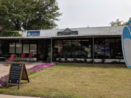 Lake Harriet Pizza outside