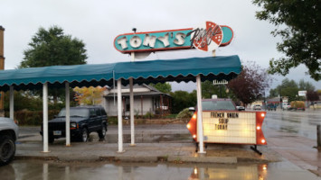 Tony's Pizza outside