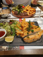 Les Moulins Bleus food