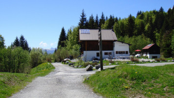 Refuge le Chatelet D'Ayeres outside