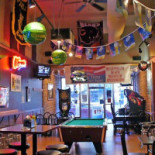 Dr Lucky's Grill Dentro
