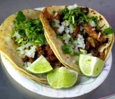 Quique's Taqueria food