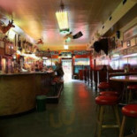 Rainbow Cafe Dentro