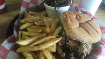 Le' Pough's Barbecue food