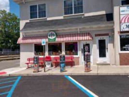 Rita's outside