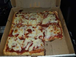 Breezy's Pizza food