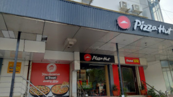 Pizza Hut outside