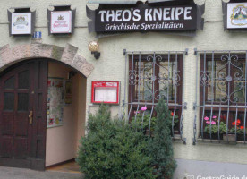 Theos Kneipe outside