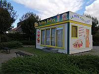 Sylvia Frites outside